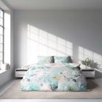Bedding Set „Elysian“. Bedding sets 135x200, 140x200 cm, 200x200 cm, 200x220 cm. Elegant white bedding set featuring oversized light blue blooms.