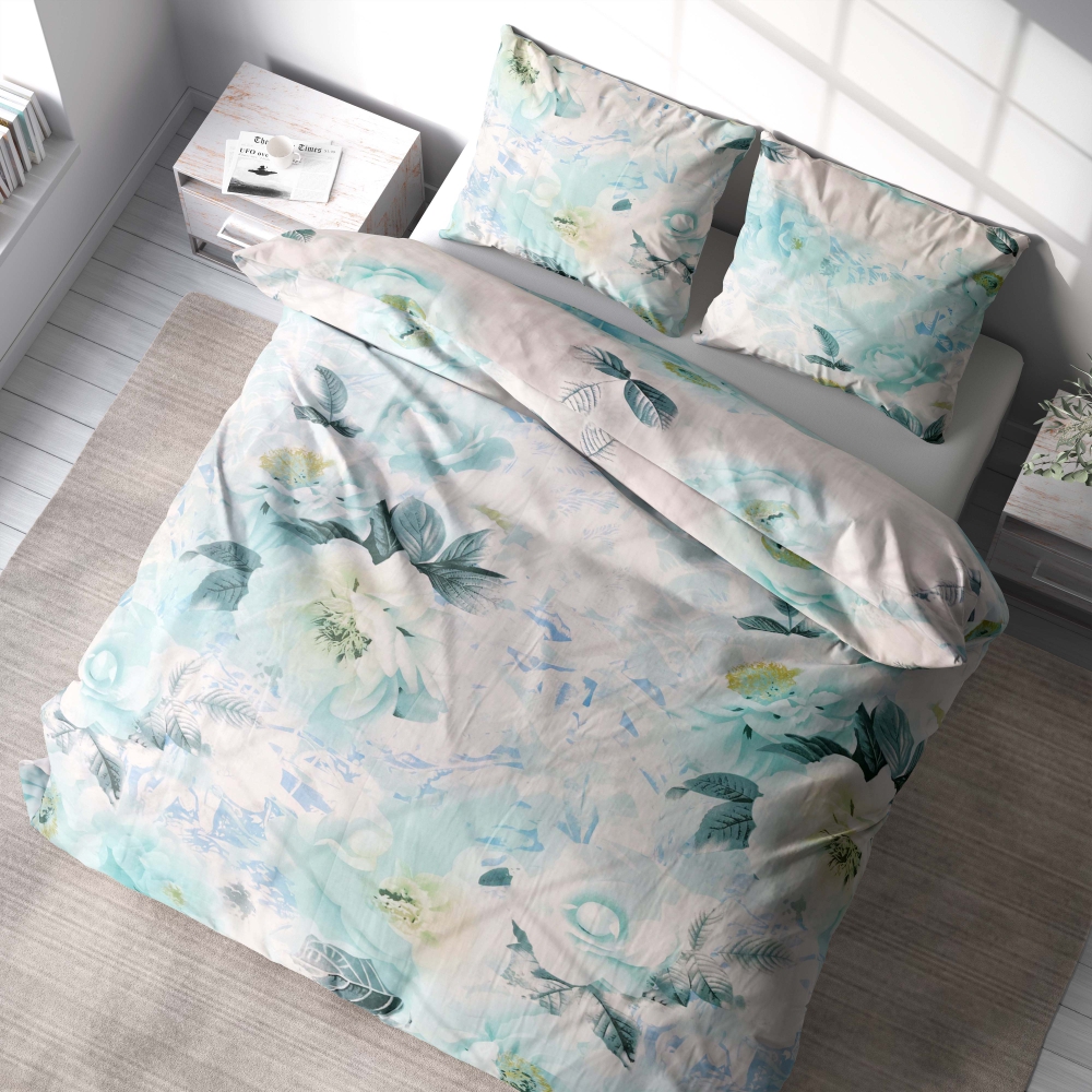 Bedding Set „Elysian“. Bedding sets 135x200, 140x200 cm, 200x200 cm, 200x220 cm. Chic white bedding set with beautiful, prominent light blue flowers.