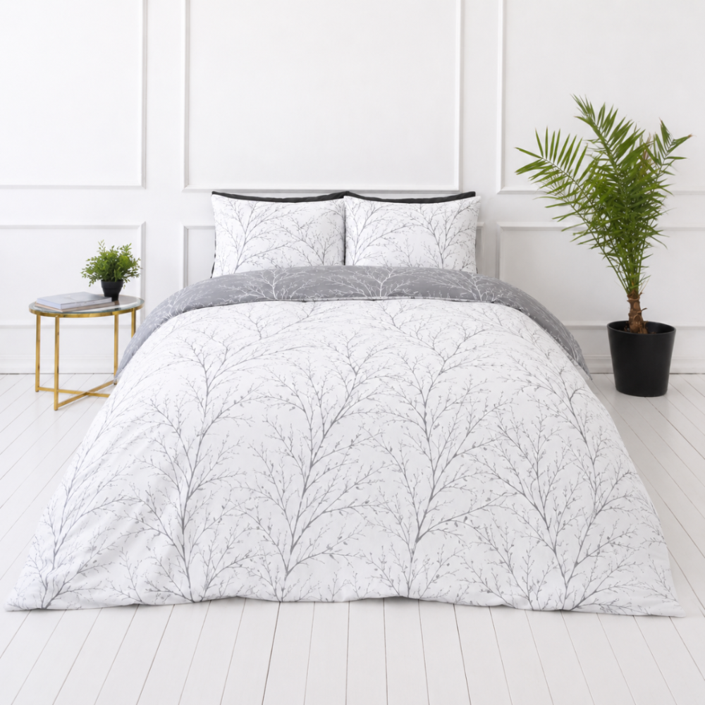 Bedding Set „Woodland Gray“. Patterned bedding sets, 140x200 cm, 200x200 cm, 200x220 cm. Bedding set with a white base and grey nature motifs Bedding Set „Woodland Gray“. Patterned bedding sets, 140x200 cm, 200x200 cm, 200x220 cm. Bedding set with a white base and grey nature motifs