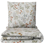 Bedding Set „English Garden“. Bedding sets 135x200, 140x200 cm, 200x200 cm, 200x220 cm. Light sand-colored bedding set with a colorful botanical pattern of green leaves, rusty brown flowers and soft bluish blooms.