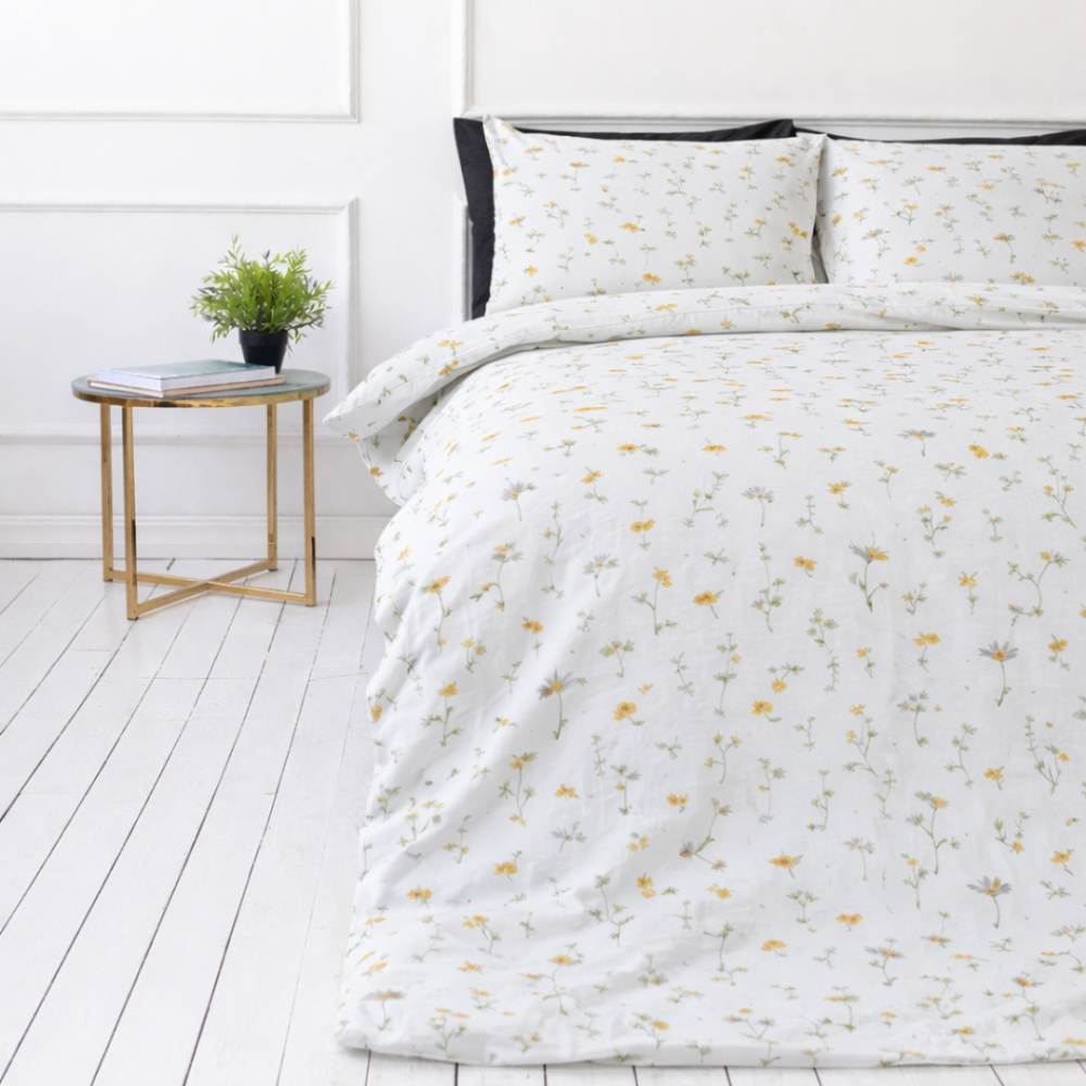 Bedding Set „Enigma“. Bedding sets 155x200, 100x140 cm, 140x200 cm, 150x200 cm, 160x200 cm, 180x200 cm, 200x200 cm, 200x220 cm, 220x240 cm. Elegant white bedding set on a white background with subtle yellow daisy flowers and soft greenish stems.