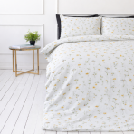 Bedding Set „Enigma“. Bedding sets 155x200, 100x140 cm, 140x200 cm, 150x200 cm, 160x200 cm, 180x200 cm, 200x200 cm, 200x220 cm, 220x240 cm. Elegant white bedding set on a white background with subtle yellow daisy flowers and soft greenish stems.