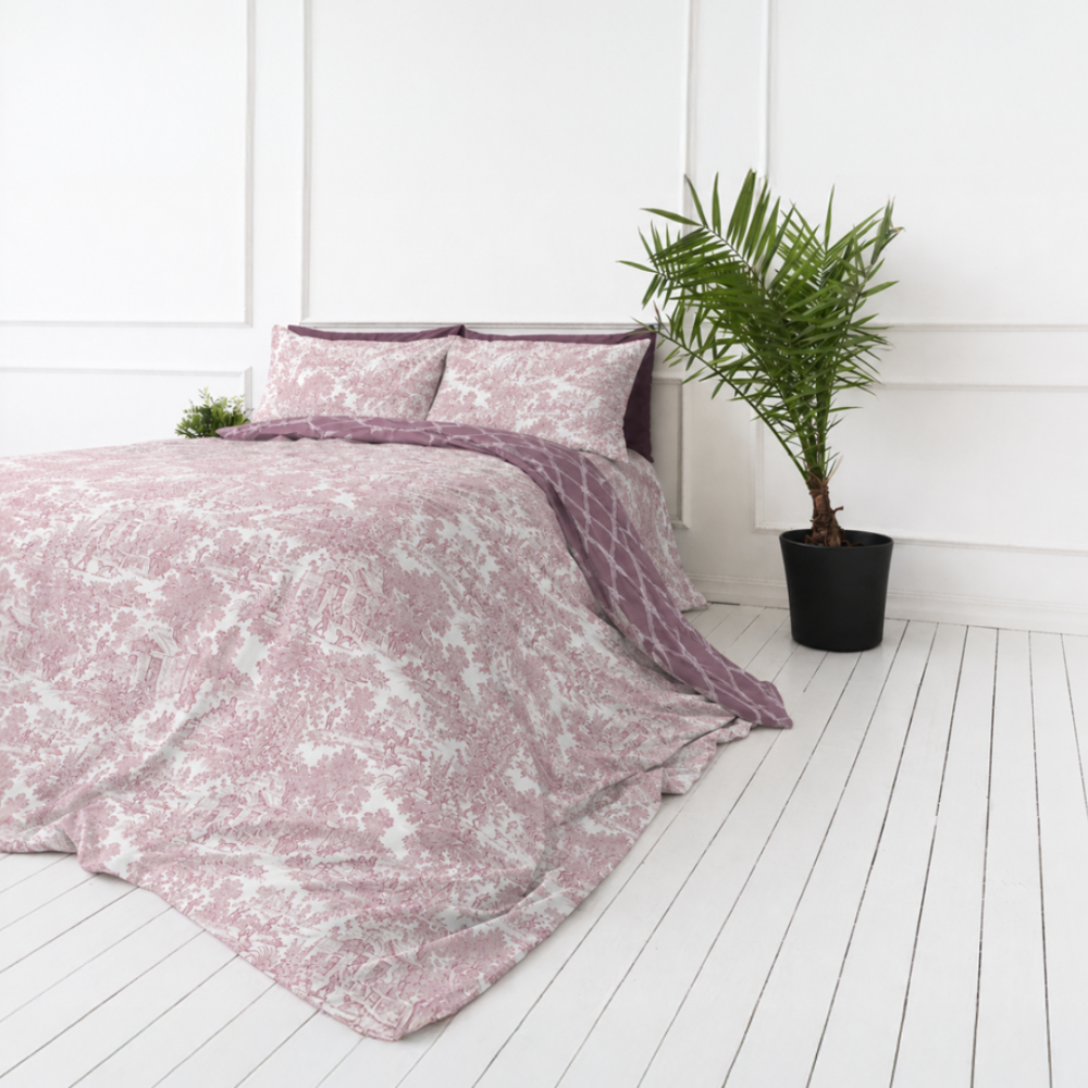 Bedding Set „Fiery“. Purple bedding, 140x200 cm, 200x200 cm, 200x220 cm. A subtle pink “toile” pattern of countryside scenes on a light background. Bedding Set „Fiery“. Purple bedding, 140x200 cm, 200x200 cm, 200x220 cm. A subtle pink “toile” pattern of countryside scenes on a light background.