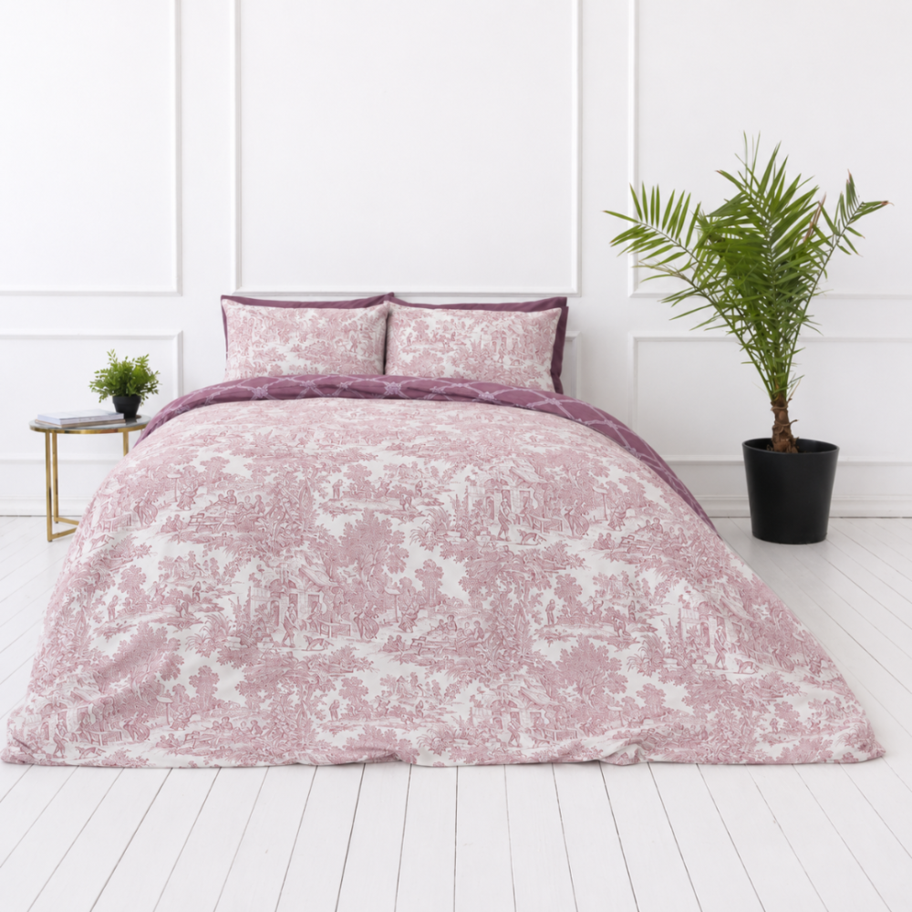 Bedding Set „Fiery“. Purple bedding, 140x200 cm, 200x200 cm, 200x220 cm. Das set bietet zwei design-varianten – eine mit rosafarbenen szenen, die andere mit sattem violettem gittermuster. Bedding Set „Fiery“. Purple bedding, 140x200 cm, 200x200 cm, 200x220 cm. Das set bietet zwei design-varianten – eine mit rosafarbenen szenen, die andere mit sattem violettem gittermuster.