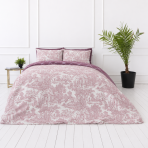 Bedding Set „Fiery“. Purple bedding, 140x200 cm, 200x200 cm, 200x220 cm. Das set bietet zwei design-varianten – eine mit rosafarbenen szenen, die andere mit sattem violettem gittermuster. Bedding Set „Fiery“. Purple bedding, 140x200 cm, 200x200 cm, 200x220 cm. Das set bietet zwei design-varianten – eine mit rosafarbenen szenen, die andere mit sattem violettem gittermuster.