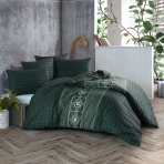 Bedding Set „Flavio Green“. Patterned bedding sets, 200x200 cm, 200x220 cm. Dark green bedding set with a crossed pattern in circles, featuring intricate flowers in the center, adding elegance and charm.
