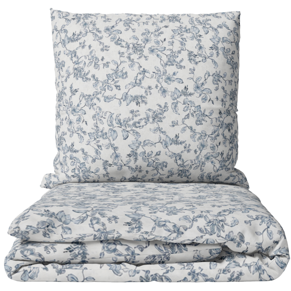 Bedding Set „Floral Dream“. Patterned bedding sets, 140x200 cm, 200x200 cm, 200x220 cm. White bedding set with a delicate blue-grey floral pattern. Bedding Set „Floral Dream“. Patterned bedding sets, 140x200 cm, 200x200 cm, 200x220 cm. White bedding set with a delicate blue-grey floral pattern.