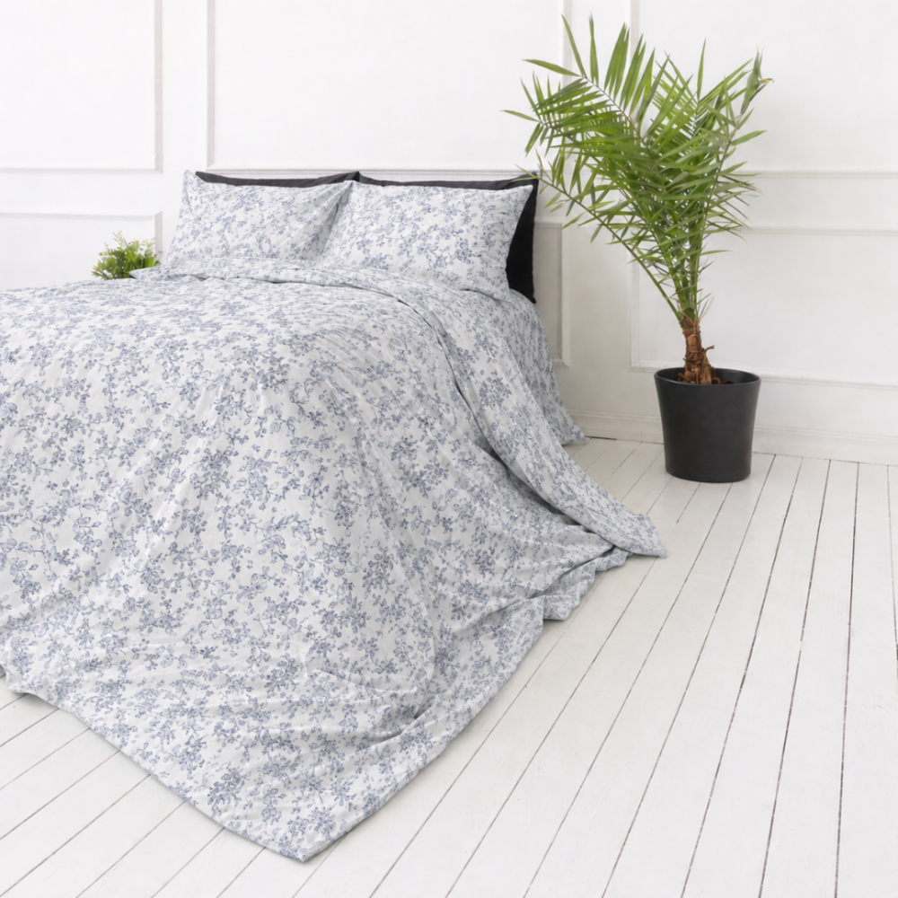 Bedding Set „Floral Dream“. Patterned bedding sets, 140x200 cm, 200x200 cm, 200x220 cm. Bedding set with a white background and soft blue floral pattern. Bedding Set „Floral Dream“. Patterned bedding sets, 140x200 cm, 200x200 cm, 200x220 cm. Bedding set with a white background and soft blue floral pattern.