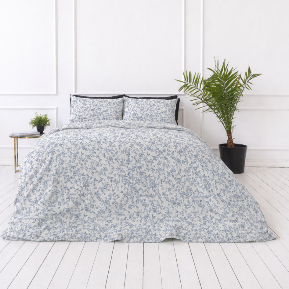Bedding Set „Floral Dream“. Patterned bedding sets, 140x200 cm, 200x200 cm, 200x220 cm. White bedding set with an elegant design of small bluish flowers. Bedding Set „Floral Dream“. Patterned bedding sets, 140x200 cm, 200x200 cm, 200x220 cm. White bedding set with an elegant design of small bluish flowers.