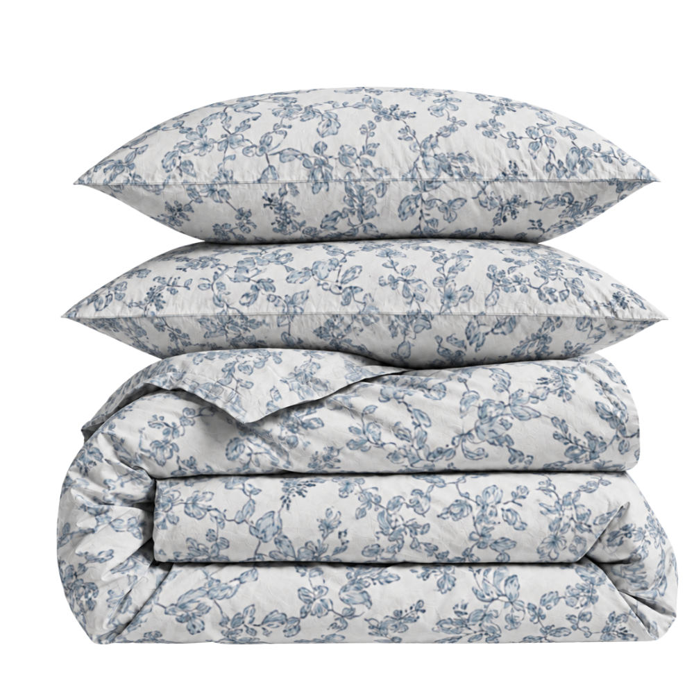 Bedding Set „Floral Dream“. Patterned bedding sets, 140x200 cm, 200x200 cm, 200x220 cm. White bedding set with a delicate blue-grey floral pattern. Bedding Set „Floral Dream“. Patterned bedding sets, 140x200 cm, 200x200 cm, 200x220 cm. White bedding set with a delicate blue-grey floral pattern.