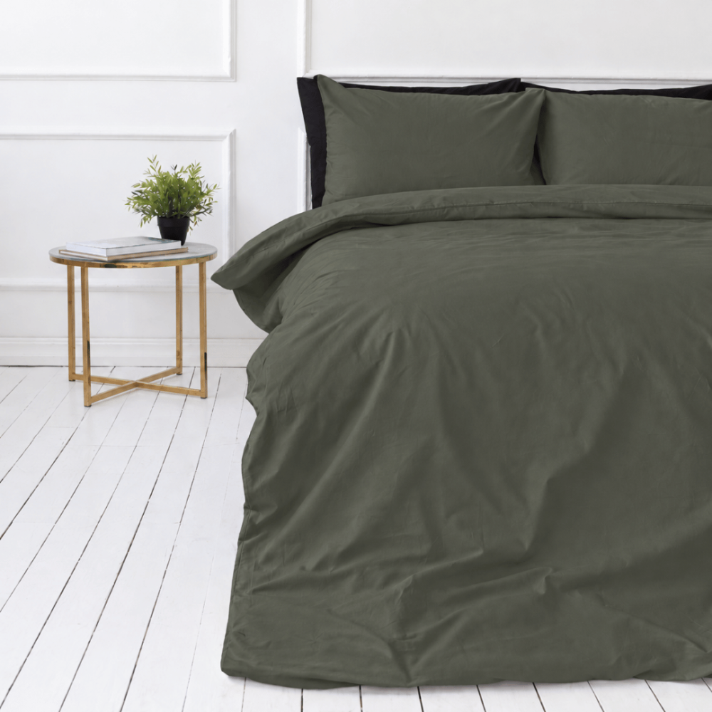 Bedding Set „Forest“. Bedding sets 155x200, 140x200 cm, 150x200 cm, 160x200 cm, 180x200 cm, 200x200 cm, 200x220 cm, 220x240 cm. Plain muted olive green bedding without decorative patterns.