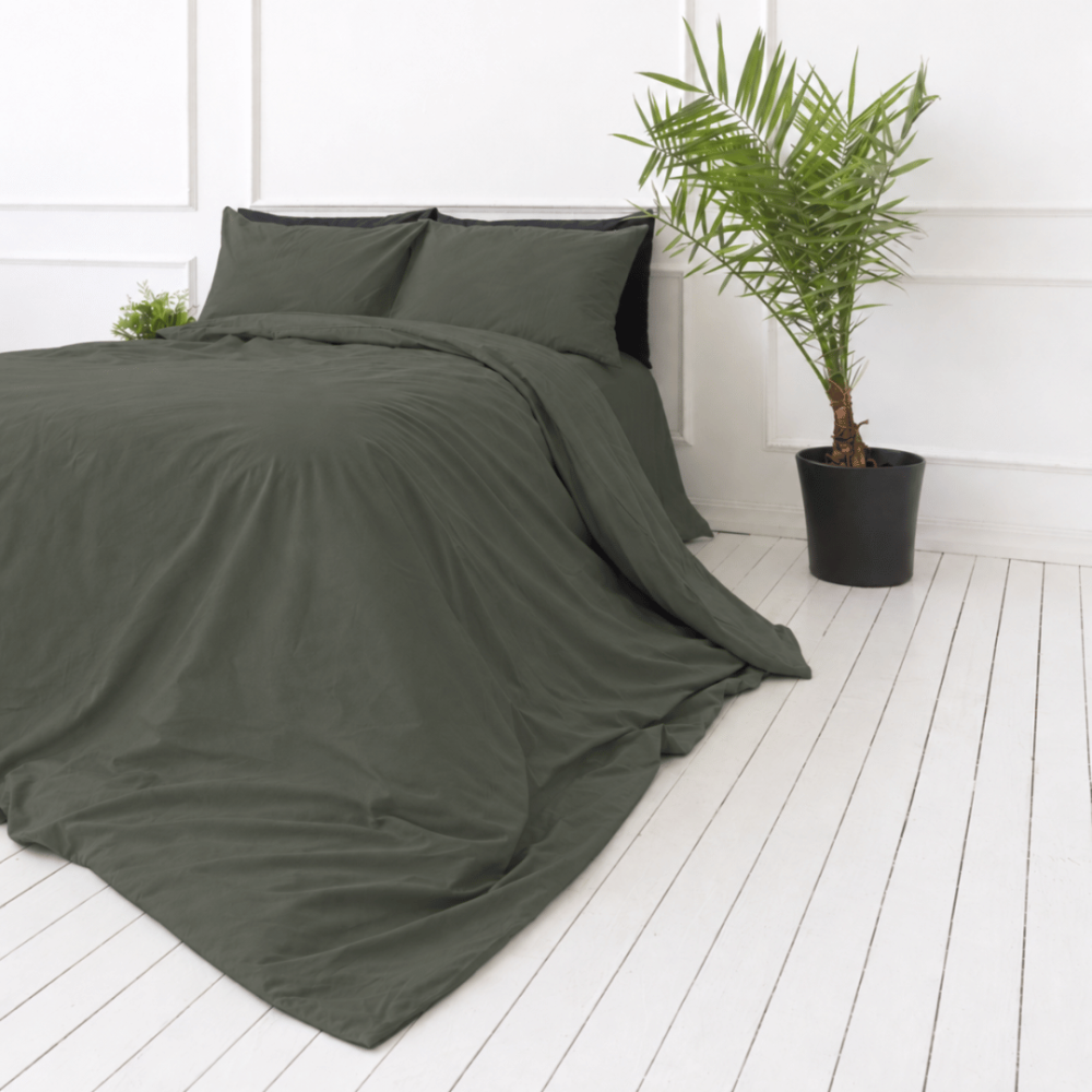Bedding Set „Forest“. Bedding sets 155x200, 140x200 cm, 150x200 cm, 160x200 cm, 180x200 cm, 200x200 cm, 200x220 cm, 220x240 cm. Duvet cover and pillowcases in the same dark green shade with a greyish tone.