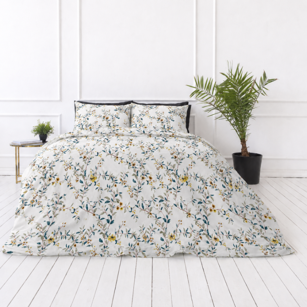 Bedding Set „Garden Bliss“. Patterned bedding sets, 140x200 cm, 200x200 cm, 200x220 cm. White bedding set with a winding plant pattern and warm floral accents. Bedding Set „Garden Bliss“. Patterned bedding sets, 140x200 cm, 200x200 cm, 200x220 cm. White bedding set with a winding plant pattern and warm floral accents.