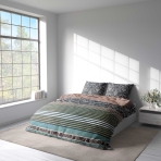 Bedding Set „Glimmer“. Bedding sets 135x200, 140x200 cm, 150x200 cm, 160x200 cm, 180x200 cm, 200x200 cm, 200x220 cm. Sophisticated dark bedding set adorned with coral, grey, turquoise, black lines, and intricate light-colored ornaments.