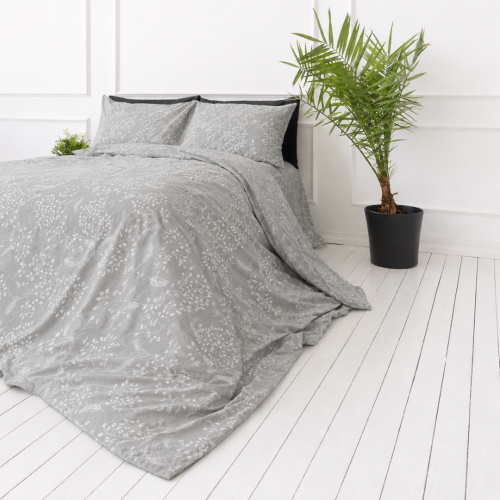 Bedding Set „Grandiflora“. Gray bedding sets, 140x200 cm, 200x200 cm, 200x220 cm. The pattern is complemented by harmoniously arranged white botanical motifs, intertwining branches and small clusters of leaves. Bedding Set „Grandiflora“. Gray bedding sets, 140x200 cm, 200x200 cm, 200x220 cm. The pattern is complemented by harmoniously arranged white botanical motifs, intertwining branches and small clusters of leaves.