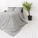 Bedding Set „Grandiflora“. Gray bedding sets, 140x200 cm, 200x200 cm, 200x220 cm. The pattern is complemented by harmoniously arranged white botanical motifs, intertwining branches and small clusters of leaves. Bedding Set „Grandiflora“. Gray bedding sets, 140x200 cm, 200x200 cm, 200x220 cm. The pattern is complemented by harmoniously arranged white botanical motifs, intertwining branches and small clusters of leaves.