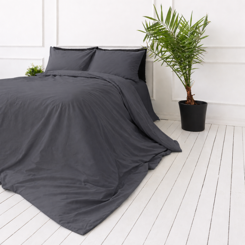 Bedding Set „Graphite“. Bedding sets 155x200, 140x200 cm, 150x200 cm, 160x200 cm, 180x200 cm, 200x200 cm, 200x220 cm, 220x240 cm. Classic dark grey bedding set, perfect for a timeless bedroom look.