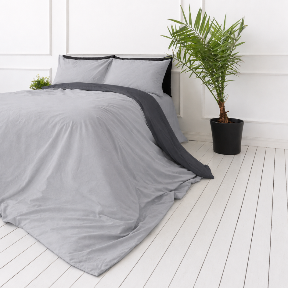 Bedding Set „Harbor Graphite“. Bedding sets 155x200, 140x200 cm, 150x200 cm, 160x200 cm, 180x200 cm, 200x200 cm, 200x220 cm, 220x240 cm. Modern gray-toned bedding set with a light and dark side.