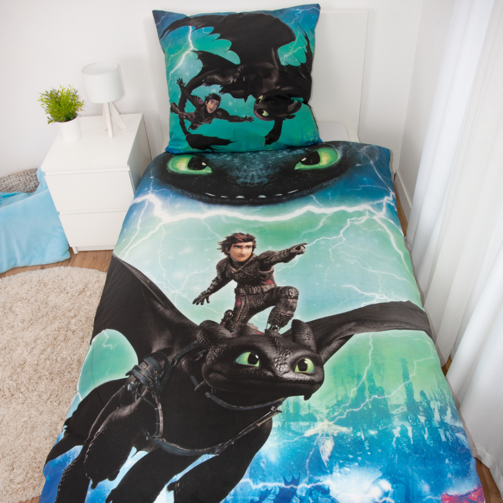 Bedding Set „How to train your dragon“. Kids bedding, 135x200 cm. Bedding design in blue, green and black tones with a dragon, rider and lightning. Bedding Set „How to train your dragon“. Kids bedding, 135x200 cm. Bedding design in blue, green and black tones with a dragon, rider and lightning.