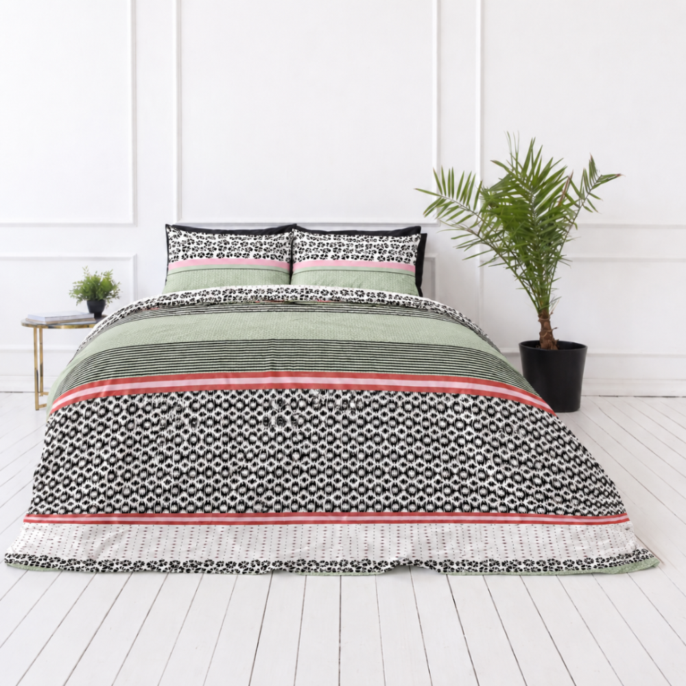Bedding Set „Italy Wipe“. Green bedding set, 140x200 cm, 200x200 cm, 200x220 cm. Bedding set combining dark green and rose tones, complete with striking stripes and scattered little circles in dark and white for added flair.