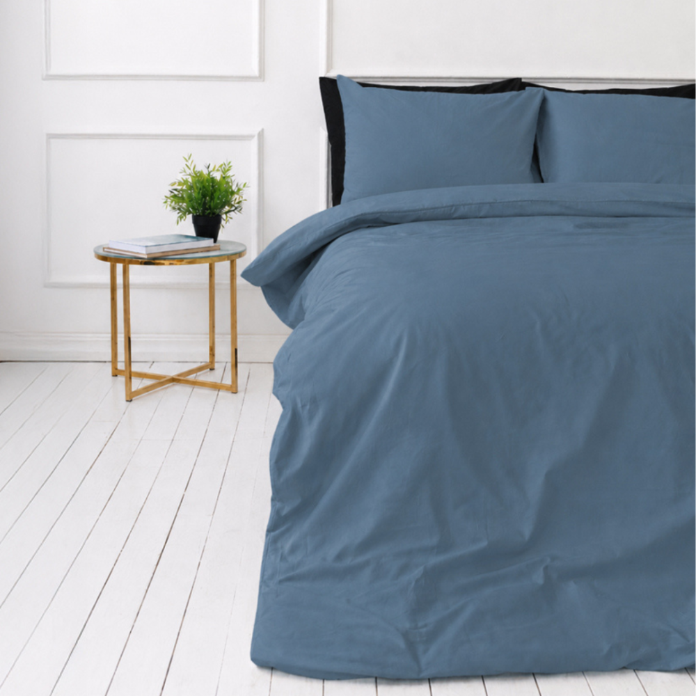 Bedding Set „Yale Blue“. Bedding sets 155x200, 140x200 cm, 150x200 cm, 160x200 cm, 180x200 cm, 200x200 cm, 200x220 cm, 220x240 cm. Minimalist grey-blue bedding set with a clean uniform appearance. Bedding Set „Yale Blue“. Bedding sets 155x200, 140x200 cm, 150x200 cm, 160x200 cm, 180x200 cm, 200x200 cm, 200x220 cm, 220x240 cm. Minimalist grey-blue bedding set with a clean uniform appearance.