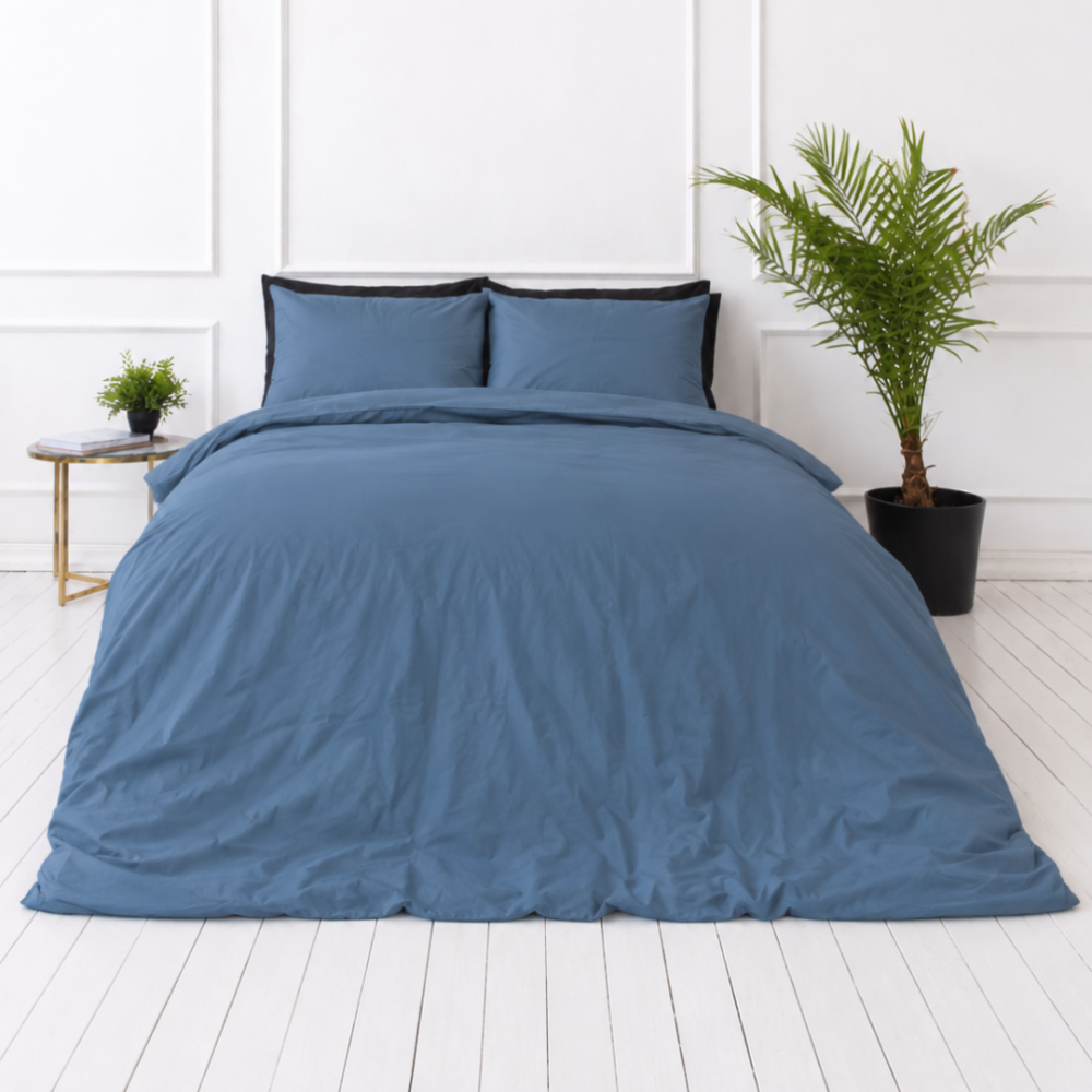 Bedding Set „Yale Blue“. Bedding sets 155x200, 140x200 cm, 150x200 cm, 160x200 cm, 180x200 cm, 200x200 cm, 200x220 cm, 220x240 cm. Calm steel-blue bedding design with a soft matte tone. Bedding Set „Yale Blue“. Bedding sets 155x200, 140x200 cm, 150x200 cm, 160x200 cm, 180x200 cm, 200x200 cm, 200x220 cm, 220x240 cm. Calm steel-blue bedding design with a soft matte tone.