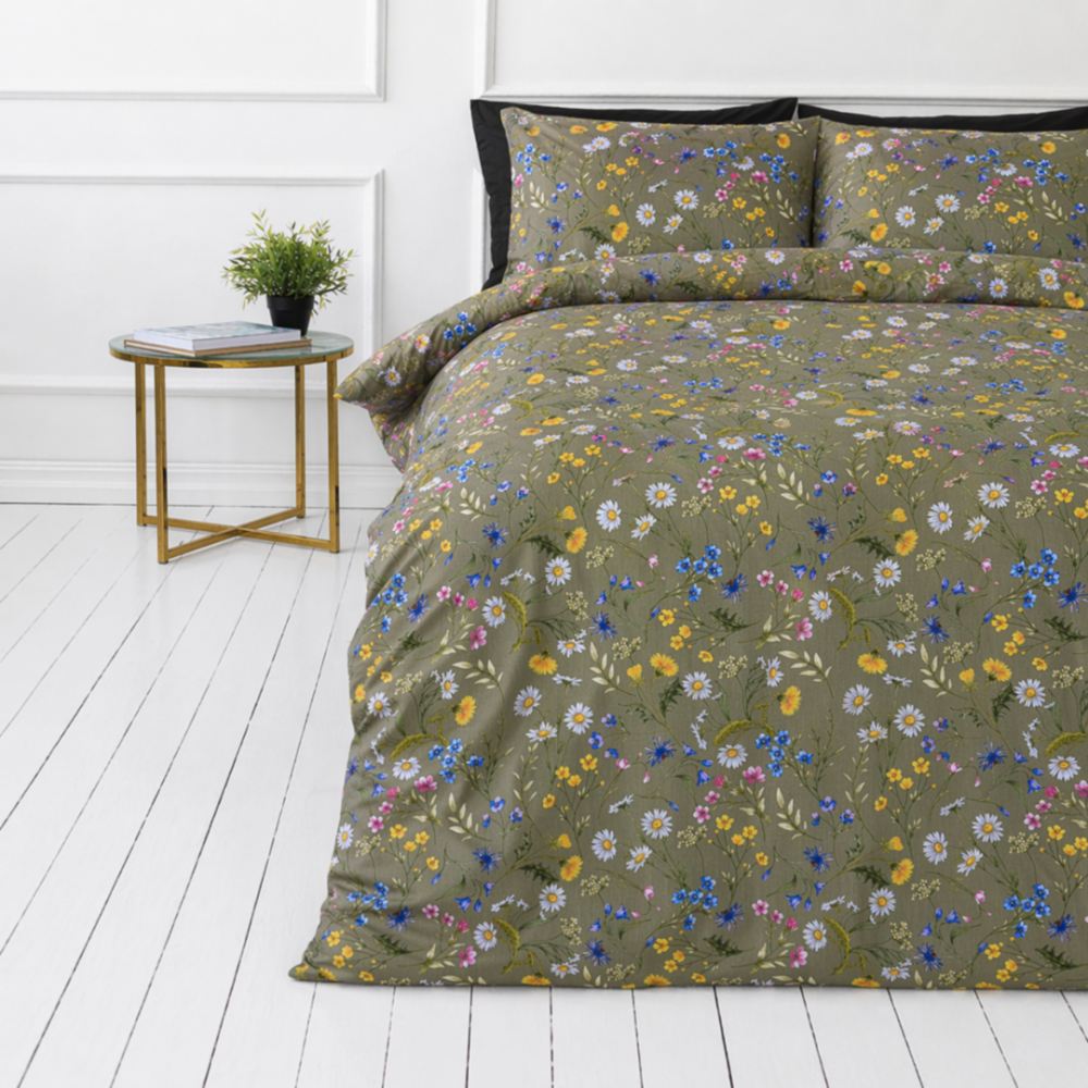 Bedding Set „Leafara“. Bedding sets 155x200, 140x200 cm, 150x200 cm, 160x200 cm, 180x200 cm, 200x200 cm, 200x220 cm, 220x240 cm. Olive green bedding set with colorful wildflowers.