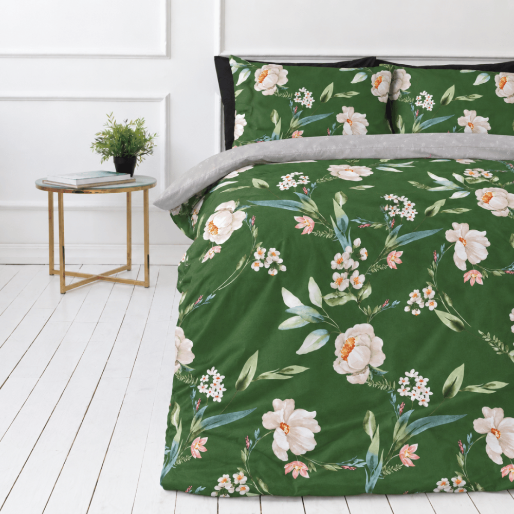 Double duvet cover sets „Liana“. Flannel bedding sets, 200x200 cm, 200x220 cm. Green bedding design with white flowers and multicoloured leaves. Double duvet cover sets „Liana“. Flannel bedding sets, 200x200 cm, 200x220 cm. Green bedding design with white flowers and multicoloured leaves.