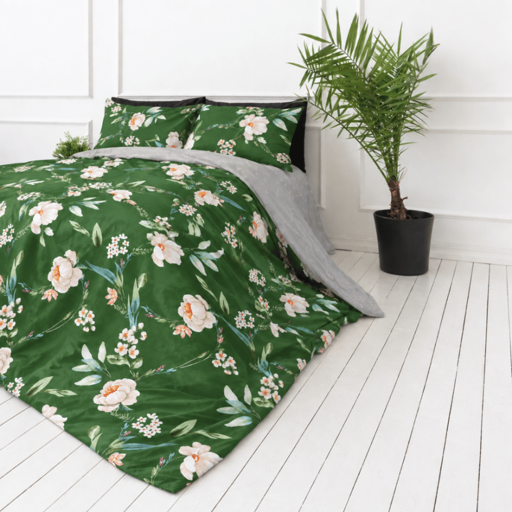 Double duvet cover sets „Liana“. Flannel bedding sets, 200x200 cm, 200x220 cm. Bedding with a rich green background, cream flowers and leafy branches. Double duvet cover sets „Liana“. Flannel bedding sets, 200x200 cm, 200x220 cm. Bedding with a rich green background, cream flowers and leafy branches.