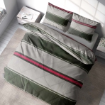 Bedding Set „Linear“. Patterned bedding sets, 140x200 cm, 150x200 cm, 160x200 cm, 180x200 cm, 200x200 cm, 200x220 cm. Stylish bedding set in dark green, grey, and rose with horizontal thick stripes, creating a contemporary and inviting bedroom look.