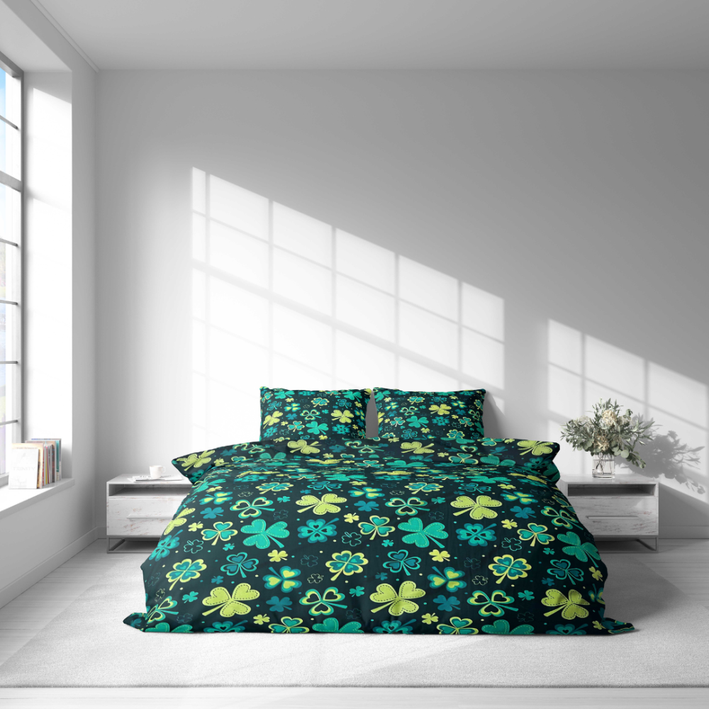 Bedding Set „Lucky Leaf“. Bedding sets 135x200, 140x200 cm, 160x200 cm, 180x200 cm, 200x200 cm, 200x220 cm, 220x240 cm. Elegant dark green bedding set decorated with numerous clovers, adding a whimsical and fresh element to your bedroom.
