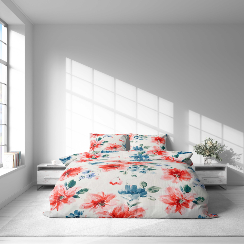 Bedding Set „Miraflores“. Patterned bedding sets, 140x200 cm, 160x200 cm, 200x200 cm, 200x220 cm. The bedding is decorated with coral and blue watercolor flowers, surrounded by green leaf ornaments.