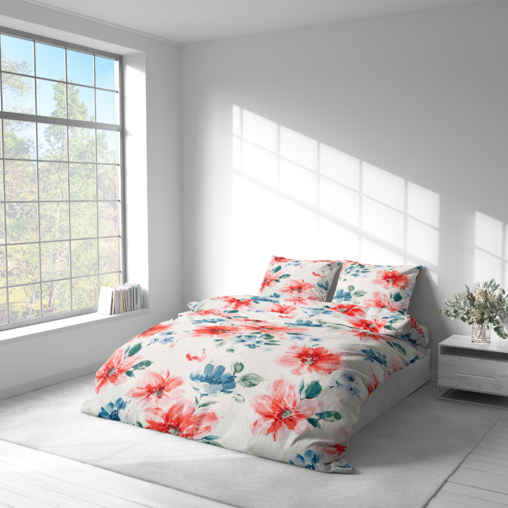 Bedding Set „Miraflores“. Patterned bedding sets, 140x200 cm, 160x200 cm, 200x200 cm, 200x220 cm. Large coral red watercolor flowers stand out against the white background, combined with small blue buds and green branches.