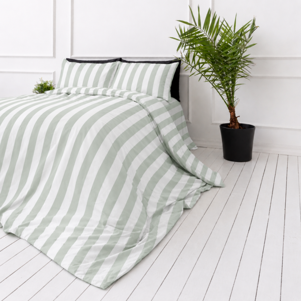 Bedding Set „Modern Line“. Green bedding set, 140x200 cm, 200x200 cm, 200x220 cm. Chic white bedding with a stylish green and white stripes pattern, ideal for creating a fresh and inviting atmosphere in any room.