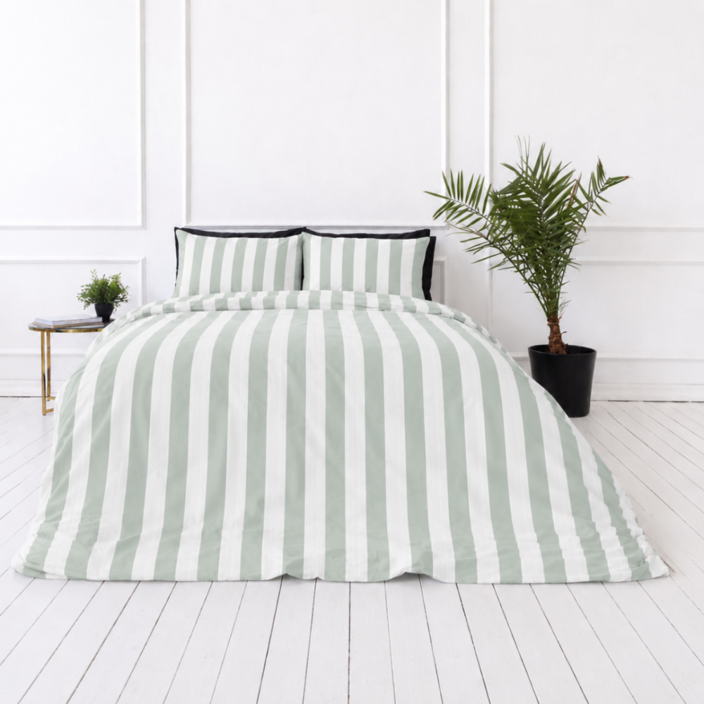 Bedding Set „Modern Line“. Green bedding set, 140x200 cm, 200x200 cm, 200x220 cm. Classic white bedding set with a bold green and white stripes design, adding a touch of sophistication and vibrancy to your decor.
