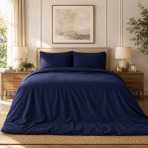Bedding Set „Navy“. Bedding sets 155x200, 140x200 cm, 150x200 cm, 160x200 cm, 180x200 cm, 200x200 cm, 200x220 cm, 220x240 cm. Navy blue bedding set in a bright, elegant bedroom with warm wooden furniture.