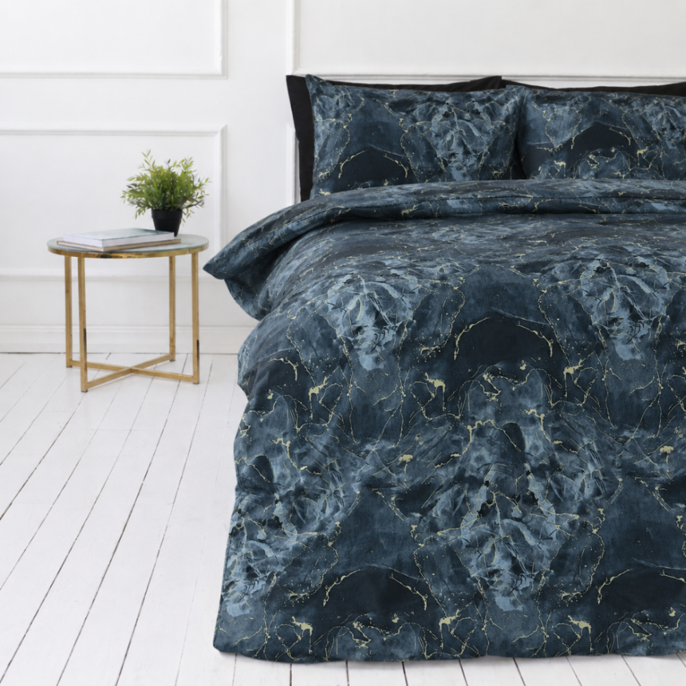 Bedding Set „Nebula“. Bedding sets 155x200, 140x200 cm, 150x200 cm, 160x200 cm, 180x200 cm, 200x200 cm, 200x220 cm, 220x240 cm. Bedding set featuring an intense dark water-marble design