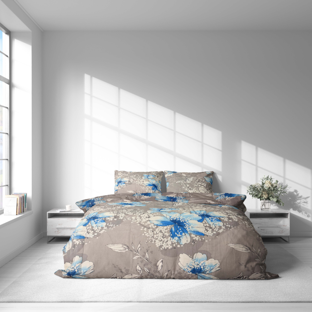 Bedding Set „Nordic Bloom“. Bedding sets 155x200, 140x200 cm, 150x200 cm, 160x200 cm, 180x200 cm, 200x200 cm, 200x220 cm, 220x240 cm. Elegant blue flowers on a grey background bedding design.