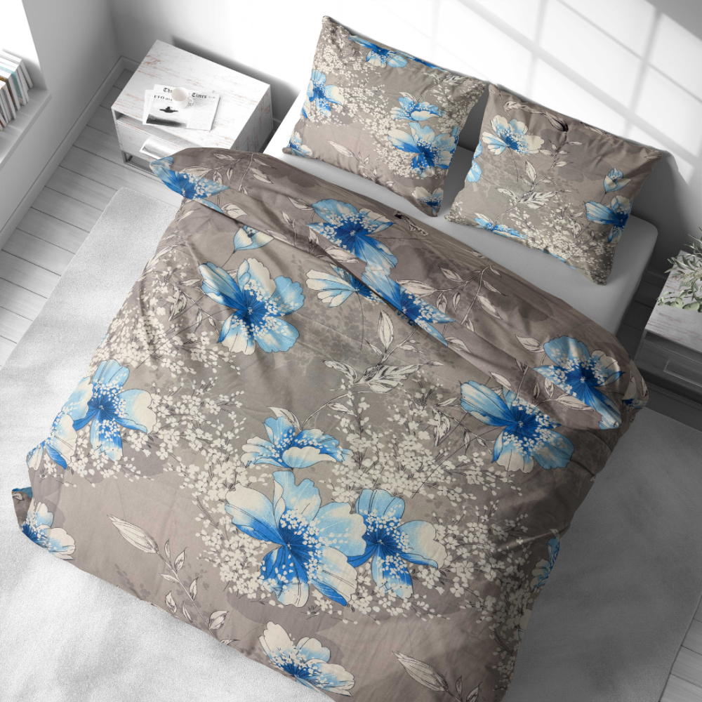 Bedding Set „Nordic Bloom“. Bedding sets 155x200, 140x200 cm, 150x200 cm, 160x200 cm, 180x200 cm, 200x200 cm, 200x220 cm, 220x240 cm. Floral bedding set in soft grey with blue accents.