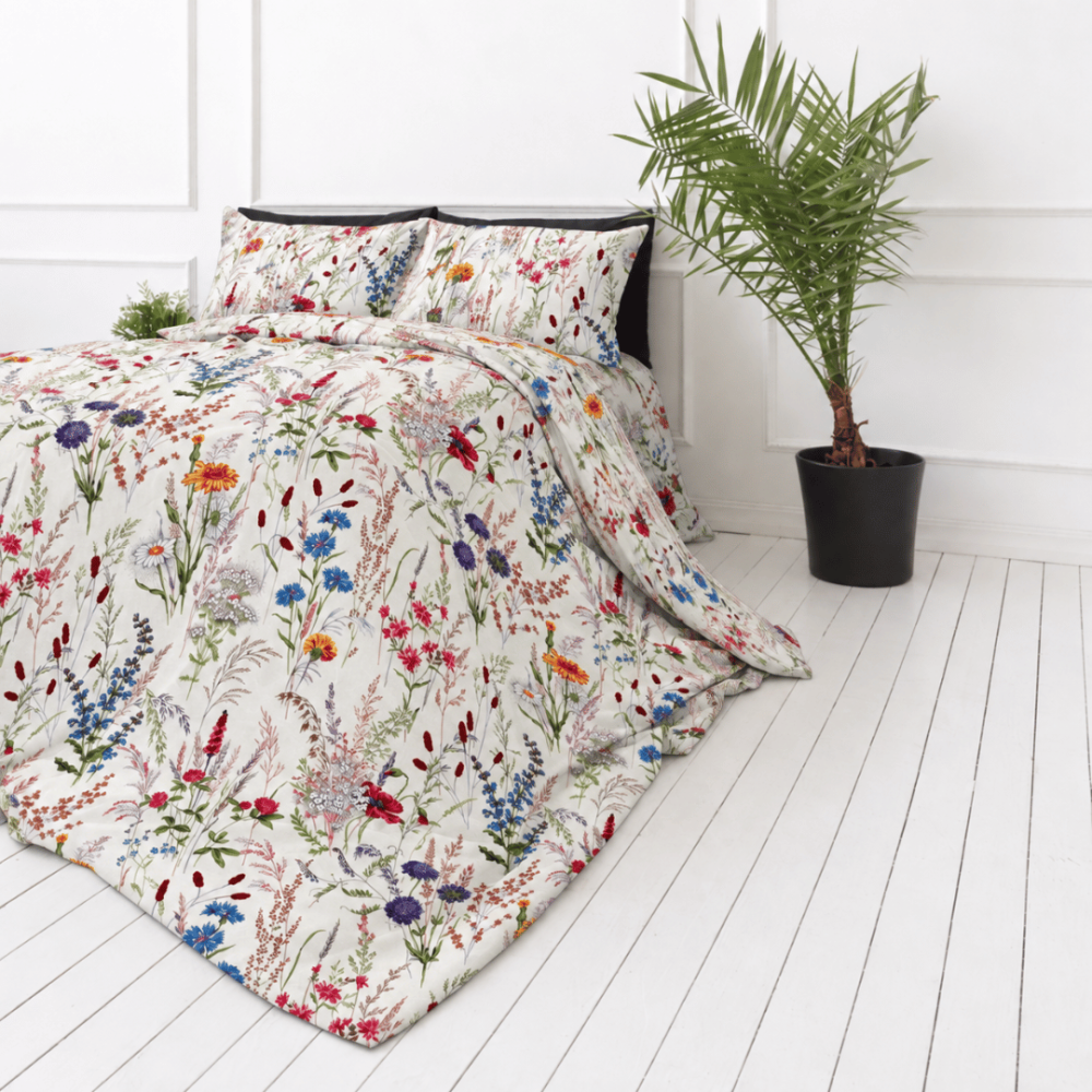 Bedding Set „Ophelia“. Bedding sets 155x200, 140x200 cm, 150x200 cm, 160x200 cm, 180x200 cm, 200x200 cm, 200x220 cm, 220x240 cm. Red poppies, blue cornflowers and white daisies on the bedding’s white background. Bedding Set „Ophelia“. Bedding sets 155x200, 140x200 cm, 150x200 cm, 160x200 cm, 180x200 cm, 200x200 cm, 200x220 cm, 220x240 cm. Red poppies, blue cornflowers and white daisies on the bedding’s white background.