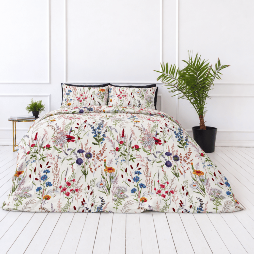 Bedding Set „Ophelia“. Bedding sets 155x200, 140x200 cm, 150x200 cm, 160x200 cm, 180x200 cm, 200x200 cm, 200x220 cm, 220x240 cm. Duvet cover and pillowcases with a colourful wildflower and pink grass pattern. Bedding Set „Ophelia“. Bedding sets 155x200, 140x200 cm, 150x200 cm, 160x200 cm, 180x200 cm, 200x200 cm, 200x220 cm, 220x240 cm. Duvet cover and pillowcases with a colourful wildflower and pink grass pattern.
