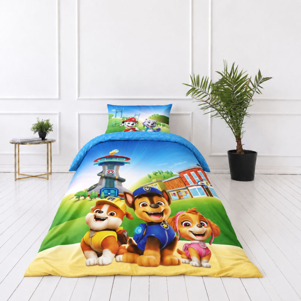 Bedding Set „Paw Patrol Blue“. Kids bedding, 135x200 cm. Blue side of the bedding with light blue paw print and badge motifs.