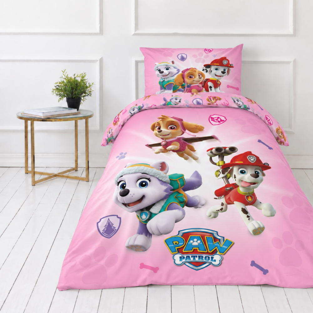 Bedding Set „Paw Patrol Pink“. Kids bedding, 135x200 cm. Pink bedding with skye, everest and marshall and blue “paw patrol” lettering. Bedding Set „Paw Patrol Pink“. Kids bedding, 135x200 cm. Pink bedding with skye, everest and marshall and blue “paw patrol” lettering.