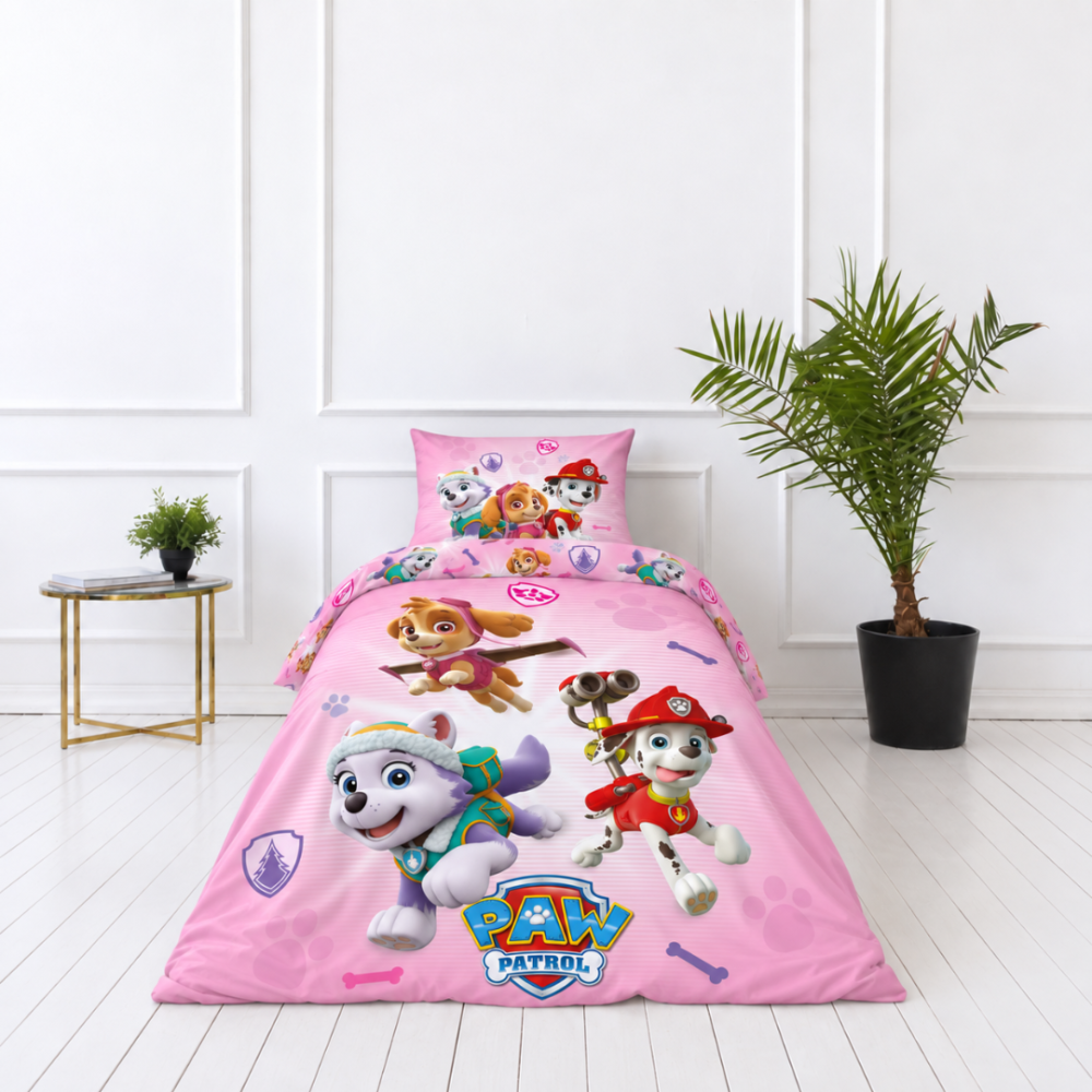 Bedding Set „Paw Patrol Pink“. Kids bedding, 135x200 cm. Pink side of the bedding with repeating puppy, bone and badge motifs. Bedding Set „Paw Patrol Pink“. Kids bedding, 135x200 cm. Pink side of the bedding with repeating puppy, bone and badge motifs.