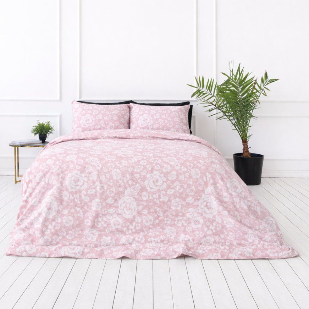 Bedding Set „Provance Coral“. Pink bedding, 140x200 cm, 200x200 cm, 200x220 cm. Bedding set in blush pink with beautiful white roses, offering a fresh and floral vibe to your decor.