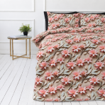 Bedding Set „Rosy Whisper“. Bedding sets 155x200, 140x200 cm, 150x200 cm, 160x200 cm, 180x200 cm, 200x200 cm, 200x220 cm, 220x240 cm. Bedding set with pink coral flowers on a warm sand-colored background. Bedding Set „Rosy Whisper“. Bedding sets 155x200, 140x200 cm, 150x200 cm, 160x200 cm, 180x200 cm, 200x200 cm, 200x220 cm, 220x240 cm. Bedding set with pink coral flowers on a warm sand-colored background.