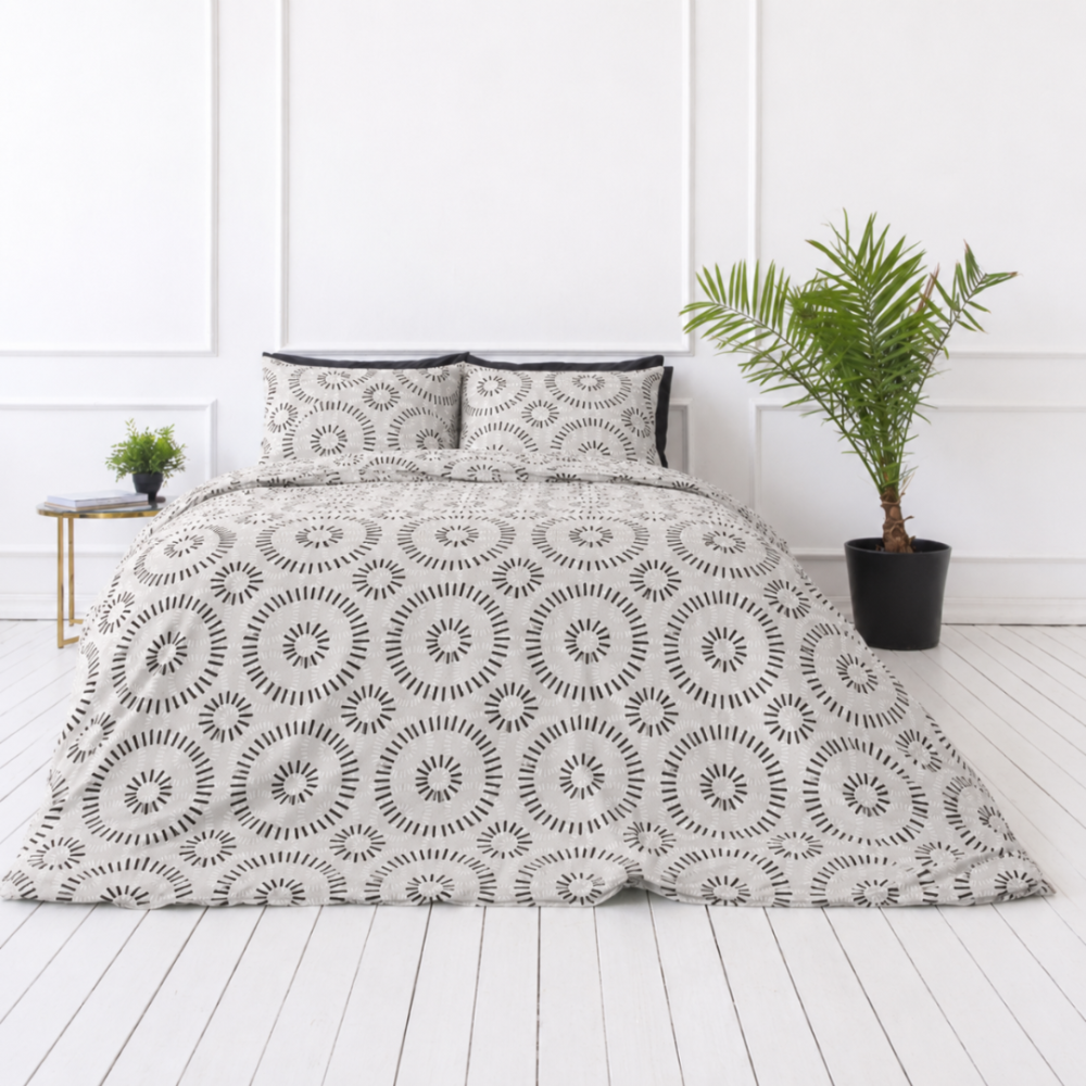 Bedding Set „Round Robin“. Bedding sets 135x200, 140x200 cm, 200x200 cm, 200x220 cm. Bedding featuring a graphic round pattern