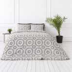 Bedding Set „Round Robin“. Bedding sets 135x200, 140x200 cm, 200x200 cm, 200x220 cm. Bedding featuring a graphic round pattern