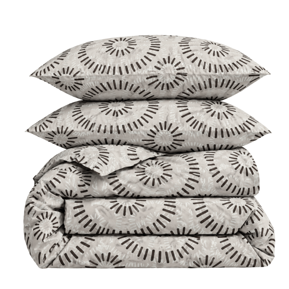 Bedding Set „Round Robin“. Bedding sets 135x200, 140x200 cm, 200x200 cm, 200x220 cm. Bedding set with black geometric patterns on a light background Bedding Set „Round Robin“. Bedding sets 135x200, 140x200 cm, 200x200 cm, 200x220 cm. Bedding set with black geometric patterns on a light background