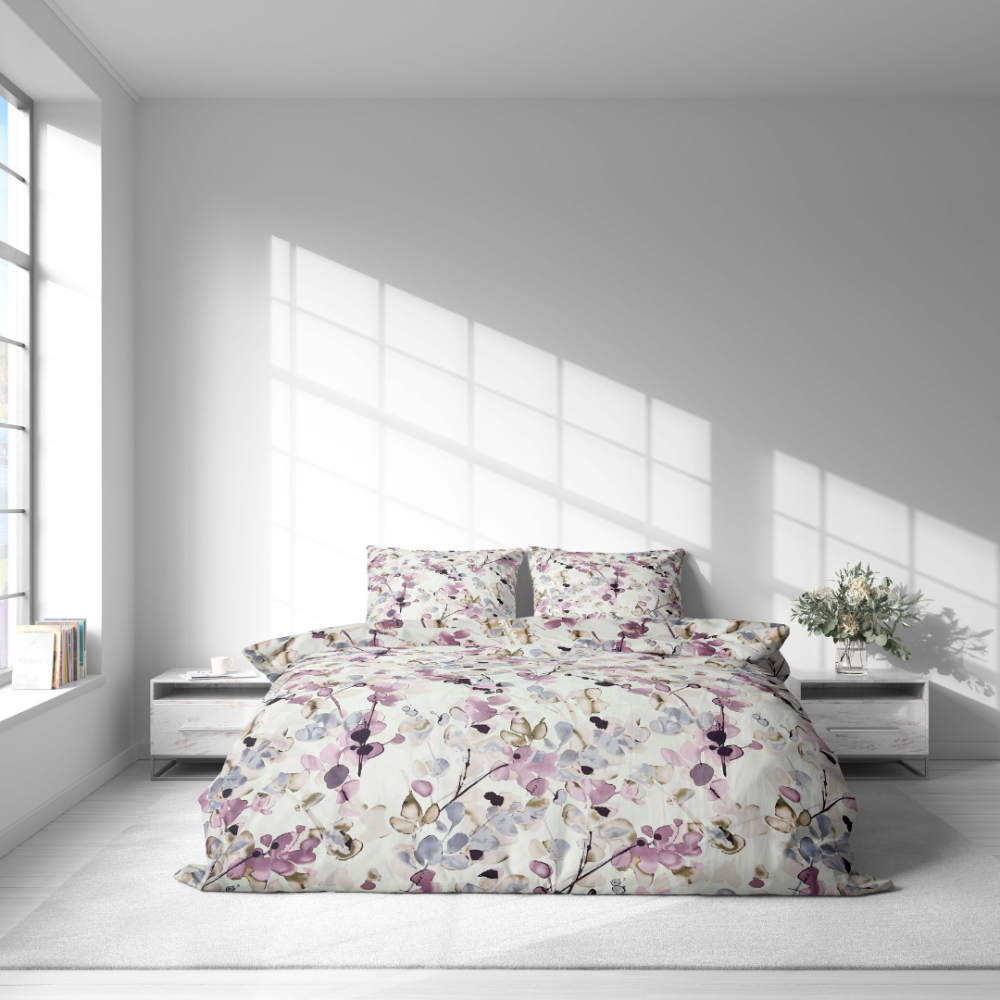 Bedding Set „Serene Leaves“. Purple bedding, 140x200 cm, 200x200 cm, 200x220 cm. Subtle green leaves with a hint of gray on light fabric create a sense of calm and softness.